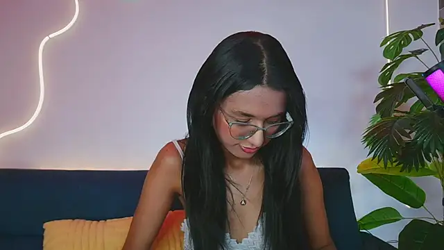luna valen online show from May 2026 04:00:02 AM