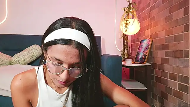 luna valen online show from April 2026 07:45:01 AM