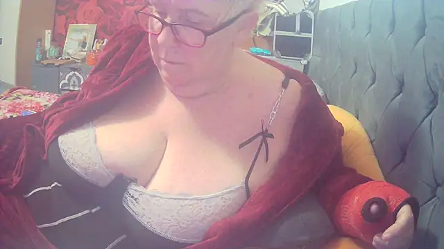 Playful MILF Demi online show from October 2025 10:29:02 AM