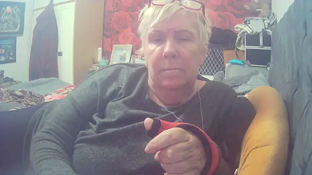 Playful MILF Demi online show from October 2025 12:06:01 PM
