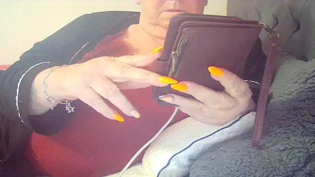 Playful MILF Demi online show from April 2026 11:00:01 AM