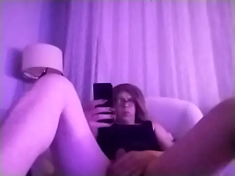 Snapshot of AdvisingRiffle chatting on November 2025 12:14:01 AM AdvisingRiffle online show from November 2025 12:14:01 AM