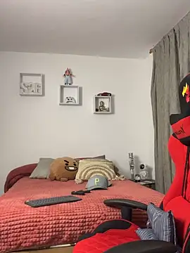 Ezzio Scolaro online show from November 2025 11:30:01 PM