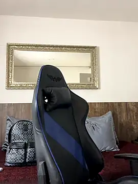 Ezzio Scolaro online show from October 2025 12:11:02 AM