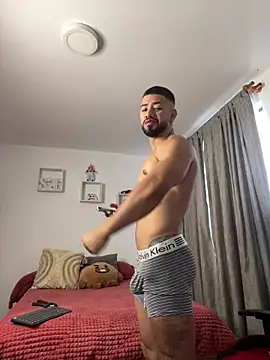 Ezzio Scolaro online show from November 2025 12:09:02 PM