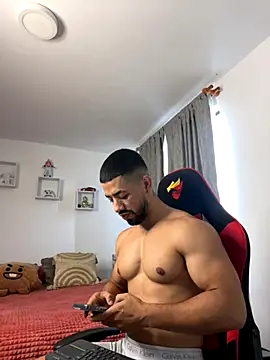 Ezzio Scolaro online show from November 2025 12:11:02 PM