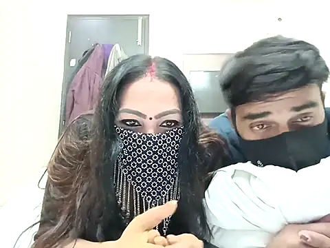 horny milf couple online show from November 2025 05:45:02 PM