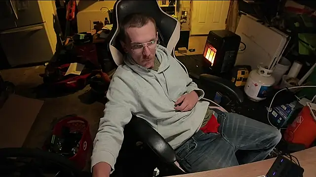AverageMaleJay online show from May 2026 02:44:02 AM