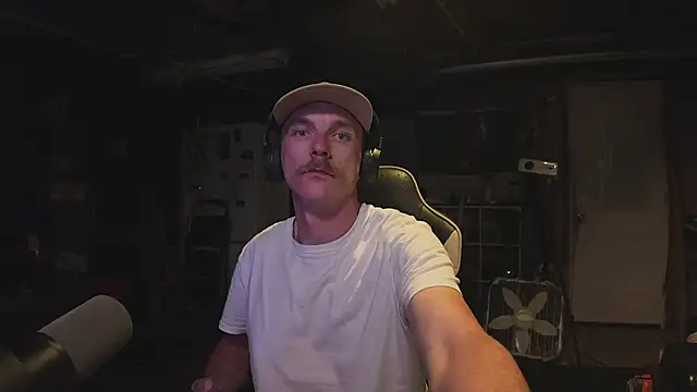 AverageMaleJay online show from May 2026 01:49:02 AM