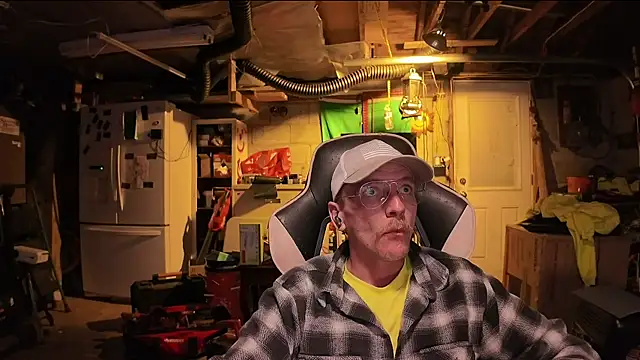 AverageMaleJay online show from May 2026 03:04:02 AM