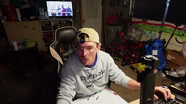 Snapshot of AverageMaleJay chatting on November 2025 01:53:02 AM AverageMaleJay online show from November 2025 01:53:02 AM