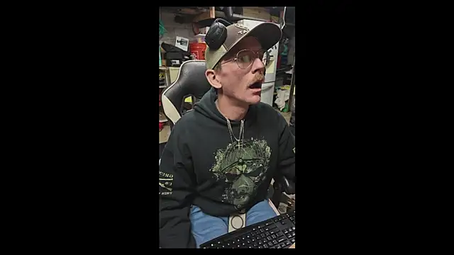 AverageMaleJay online show from November 2025 03:55:02 AM