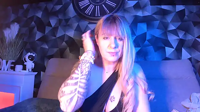 Delichieuse5 online show from February 2025 08:49:01 PM