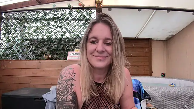 Delichieuse5 online show from June 2026 07:46:01 PM