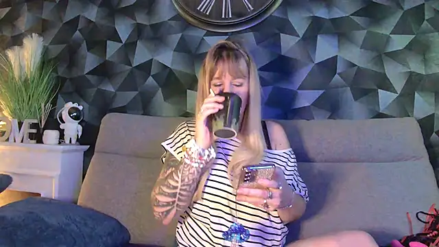 Delichieuse5 online show from March 2025 08:42:02 PM