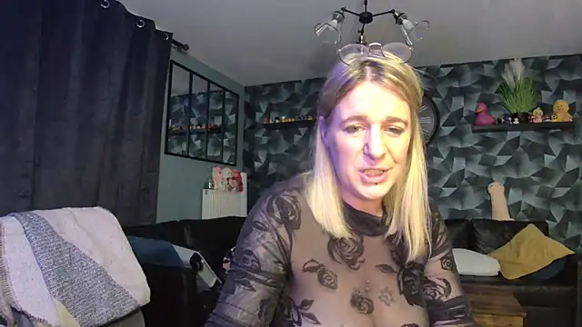 Delichieuse5 online show from October 2025 07:48:02 PM