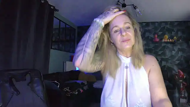 Delichieuse5 online show from February 2026 09:11:01 PM