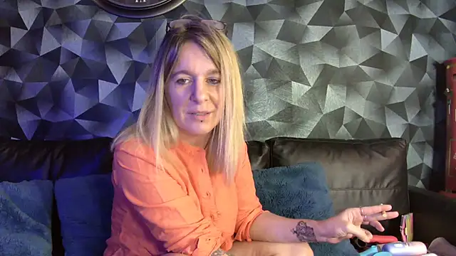 Delichieuse5 online show from November 2025 08:42:02 PM