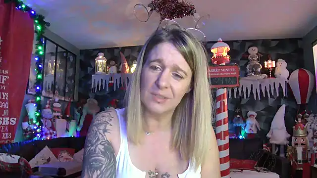 Delichieuse5 online show from December 2025 08:45:02 PM