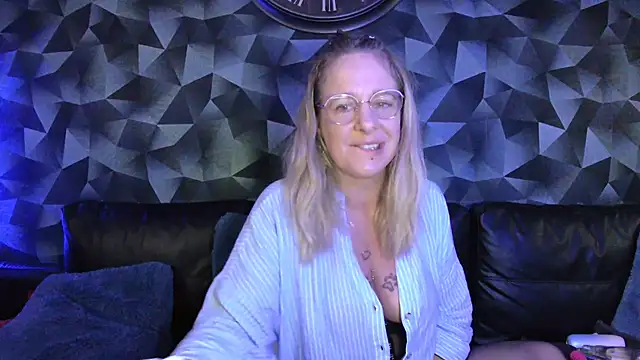 Snapshot of Delichieuse5 chatting on June 2026 07:48:02 PM Delichieuse5 online show from June 2026 07:48:02 PM