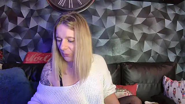 Delichieuse5 online show from December 2025 08:52:01 PM