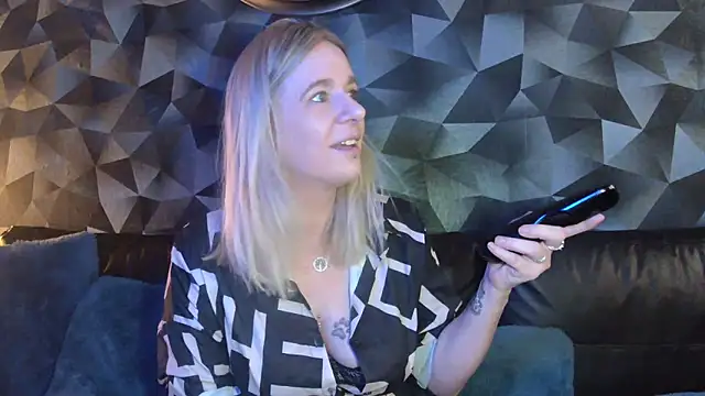 Delichieuse5 online show from February 2026 08:49:02 PM