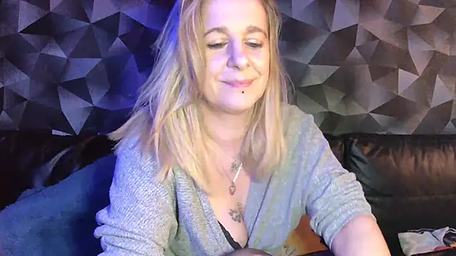 Delichieuse5 online show from March 2026 07:49:01 PM