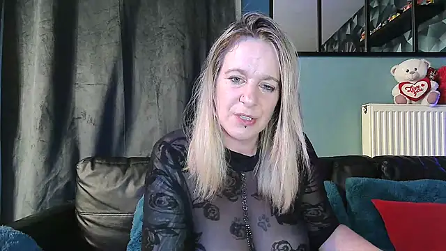 Snapshot of Delichieuse5 chatting on May 2026 07:40:02 PM Delichieuse5 online show from May 2026 07:40:02 PM