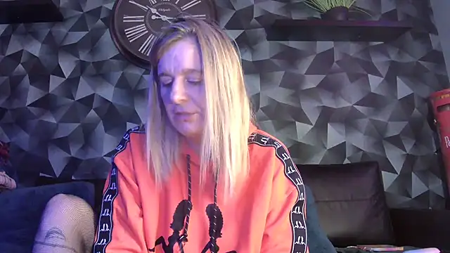 Delichieuse5 online show from November 2025 09:15:01 PM