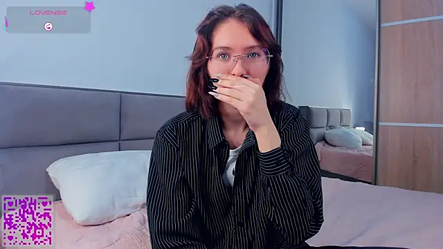 LorrieDegonia online show from October 2025 04:12:01 AM
