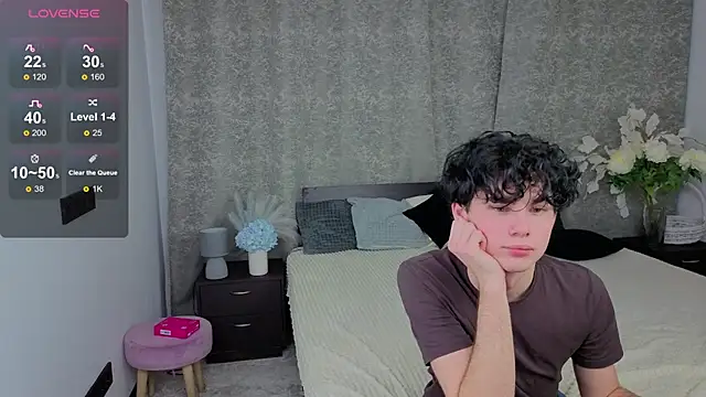 Cute Mike online show from December 2025 07:46:01 PM