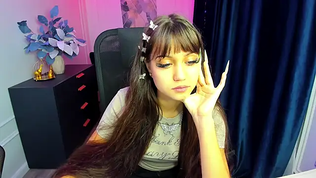 TiffanyYounge online show from November 2025 12:27:01 PM