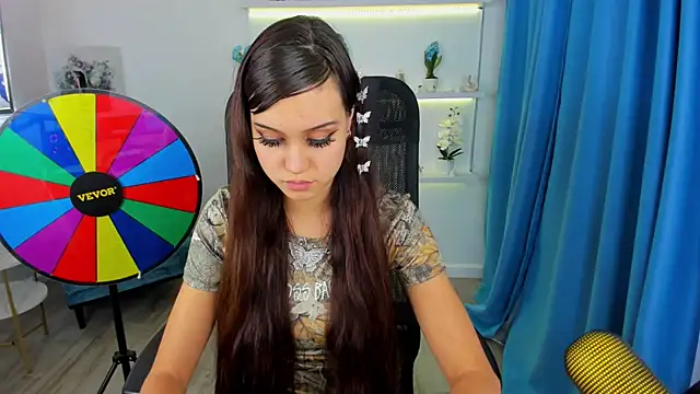 TiffanyYounge online show from November 2025 12:42:01 PM