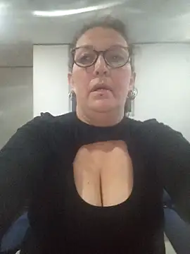 Snapshot of -saraqueen- chatting on October 2025 03:21:02 PM -saraqueen- online show from October 2025 03:21:02 PM