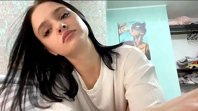 SorayaTrieger online show from October 2025 09:00:01 AM