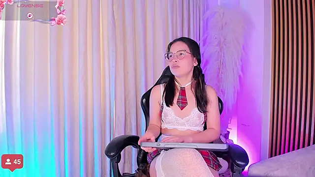 alejagarcia  online show from November 2025 08:25:01 PM