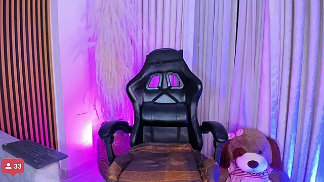 alejagarcia  online show from November 2025 08:45:01 PM