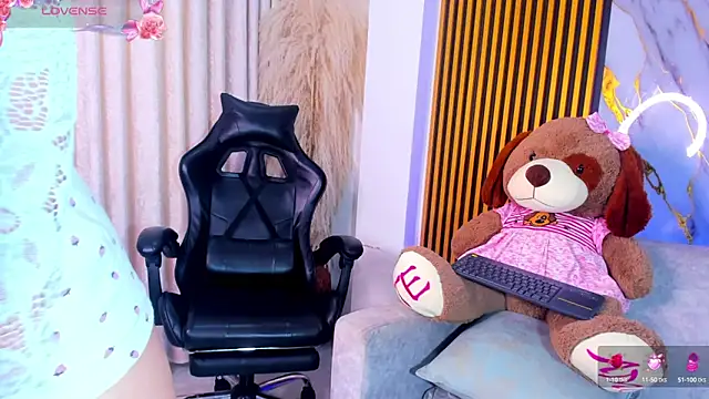 alejagarcia  online show from October 2025 09:04:02 PM