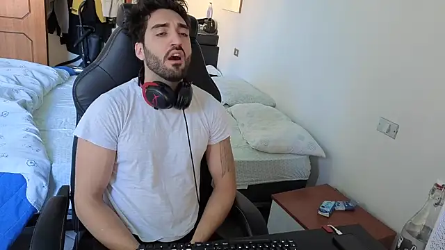 Al3xox02 online show from April 2026 12:12:02 PM