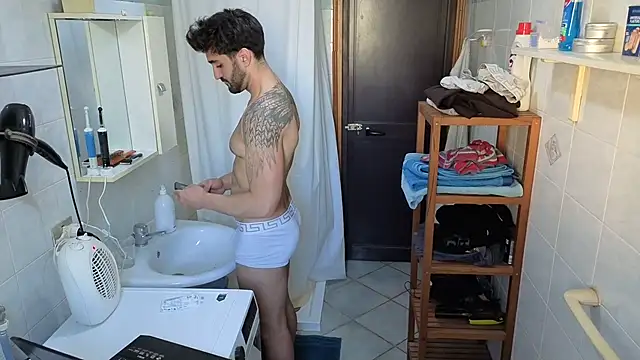 Al3xox02 online show from March 2026 01:32:02 PM