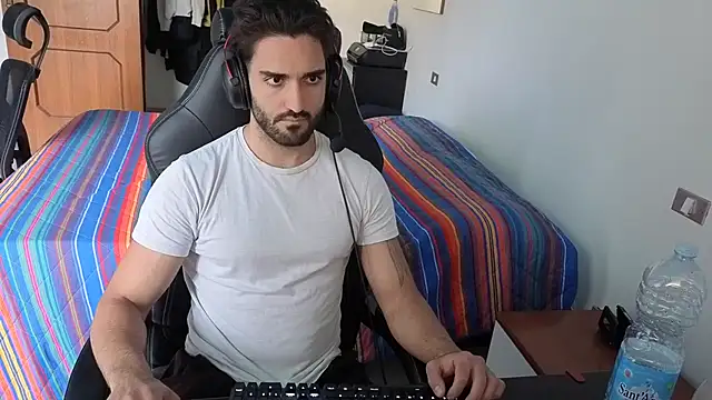 Al3xox02 online show from April 2026 01:37:01 PM