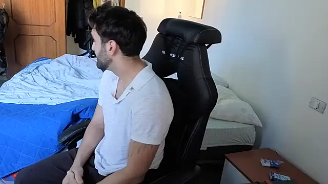 Al3xox02 online show from April 2026 12:34:01 PM