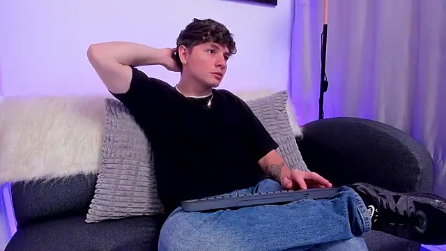 Leoo Miller online show from December 2025 04:02:02 AM