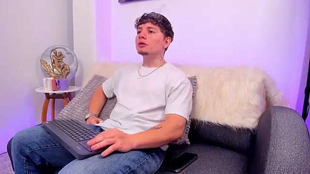 Leoo Miller online show from November 2025 04:24:01 AM