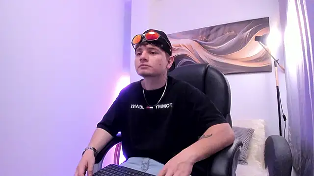 Leoo Miller online show from November 2025 04:12:01 AM