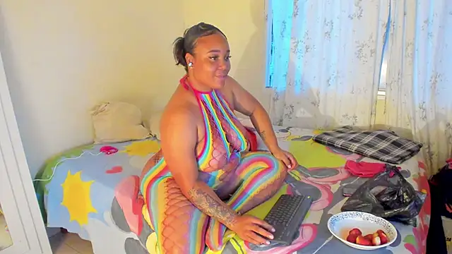 Paulastone24 online show from November 2025 10:52:02 PM