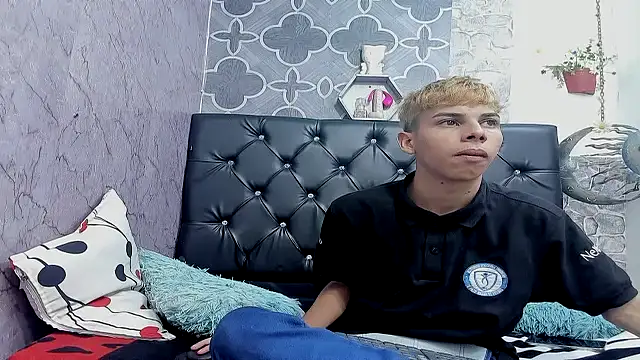 sexyboys cutex18 online show from March 2026 06:32:01 PM