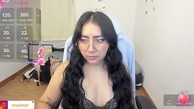 Snapshot of LoveLyy- chatting on October 2025 10:45:02 AM LoveLyy- online show from October 2025 10:45:02 AM