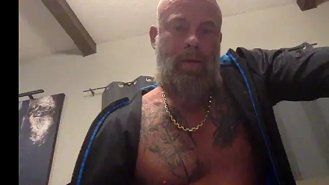 Snapshot of Muscledick40 chatting on October 2025 01:28:01 AM Muscledick40 online show from October 2025 01:28:01 AM
