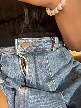 AlannaDollx online show from December 2025 05:05:01 PM